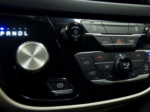 Used 2023 Chrysler Voyager LX image 15