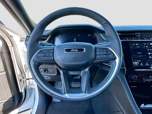 Used 2024 Jeep Grand Cherokee Altitude image 11