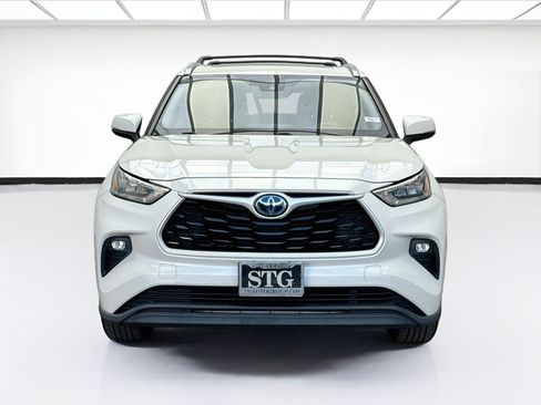Used 2020 Toyota Highlander XLE AWD/4WD image 2