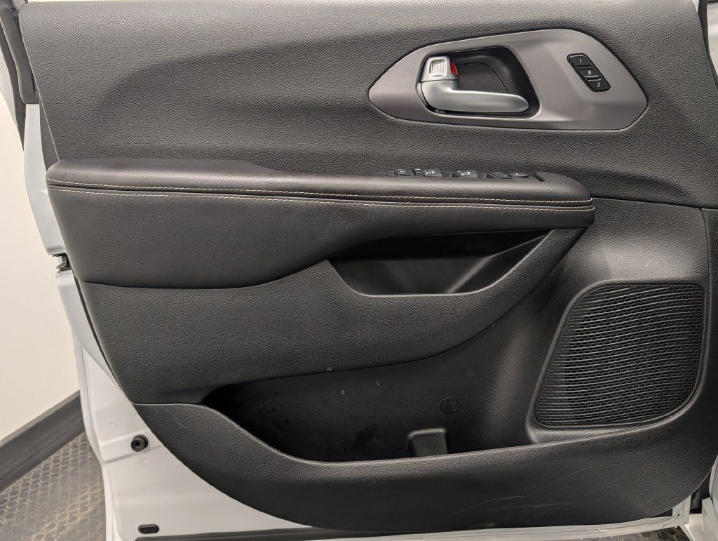 Used 2026 Chrysler Pacifica Select FWD image 8