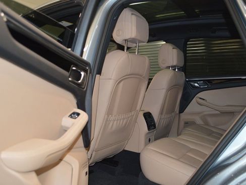 Certified 2025 Porsche Macan AWD/4WD image 34