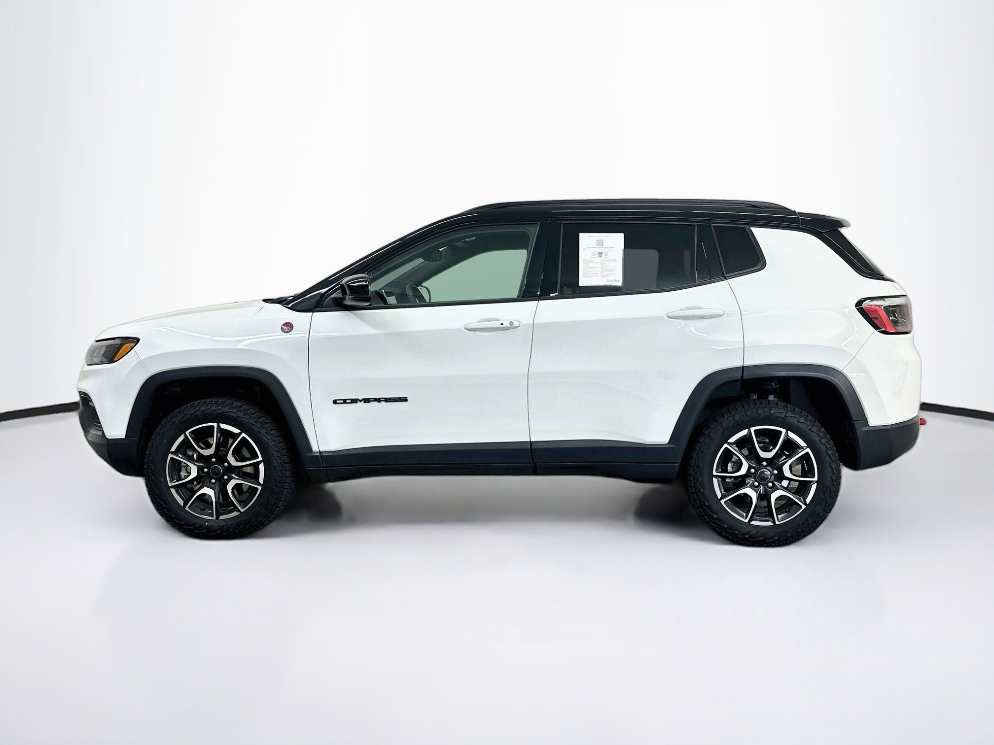 Used 2025 Jeep Compass Trailhawk AWD/4WD image 4