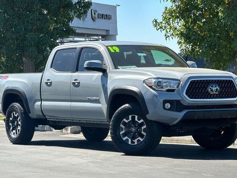 Used 2019 Toyota Tacoma TRD Off-Road w/ TRD Premium Off Road Package AWD/4WD image 2
