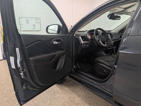 Used 2016 Jeep Cherokee Trailhawk w/ Leather Interior Group AWD/4WD image 6