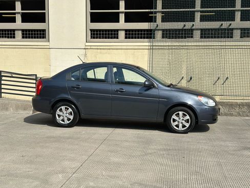 Used 2010 Hyundai Accent GLS image 2