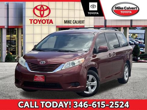 Used 2017 Toyota Sienna LE FWD image 1