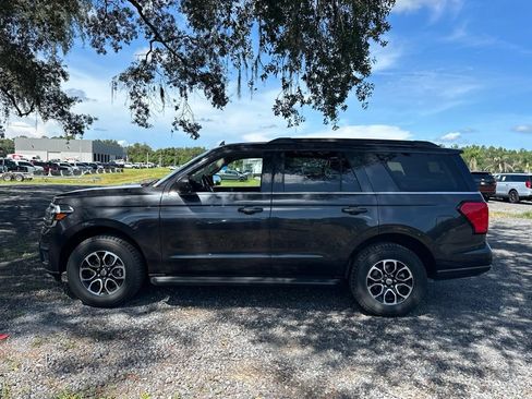 Used 2024 Ford Expedition XLT RWD image 2