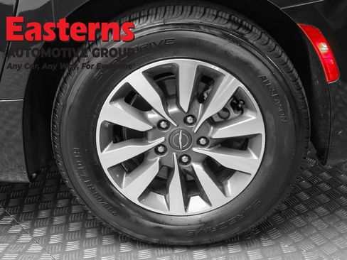 Used 2023 Chrysler Pacifica Touring-L image 8