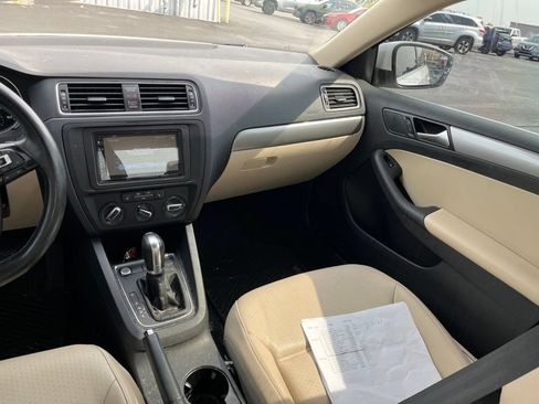 Used 2017 Volkswagen Jetta SE FWD image 25