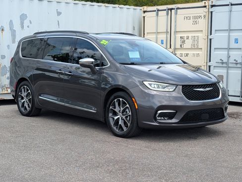 Used 2022 Chrysler Pacifica Limited image 2