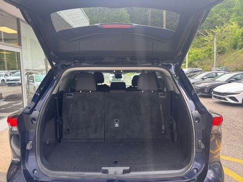 Used 2025 Toyota Highlander LE FWD image 35