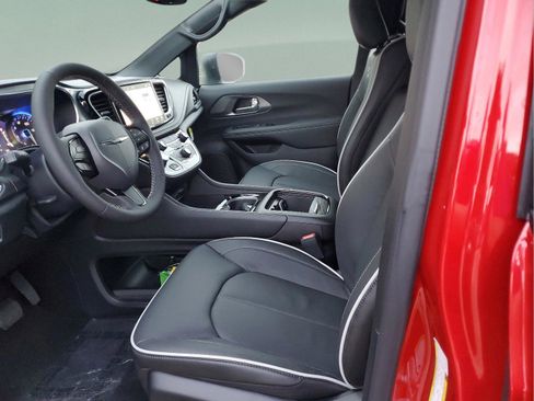 New 2026 Chrysler Pacifica Limited w/ Uconnect Theater Family Group image 13
