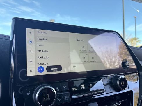 Used 2023 Toyota Highlander L image 13