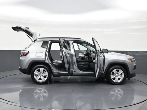Used 2022 Jeep Compass Latitude FWD image 30