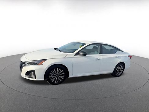 Used 2025 Nissan Altima 2.5 SV image 8