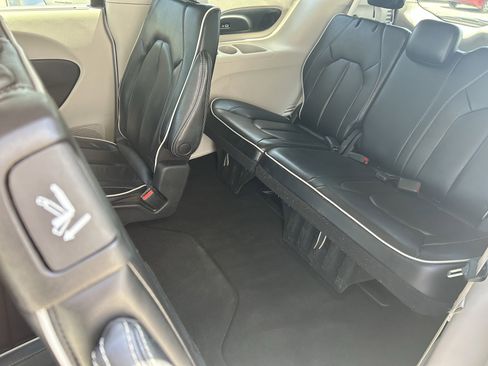 Used 2023 Chrysler Pacifica Limited FWD image 19