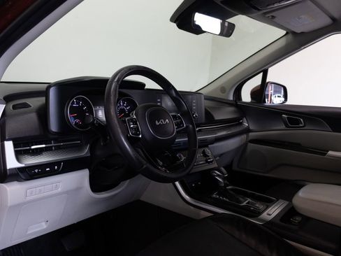 Used 2024 Kia Carnival LX FWD image 18