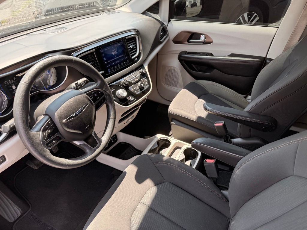 Used 2017 Chrysler Pacifica Touring w/ Tire & Wheel Group FWD image 2