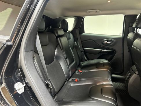 Certified 2019 Jeep Cherokee Latitude Plus AWD/4WD image 29