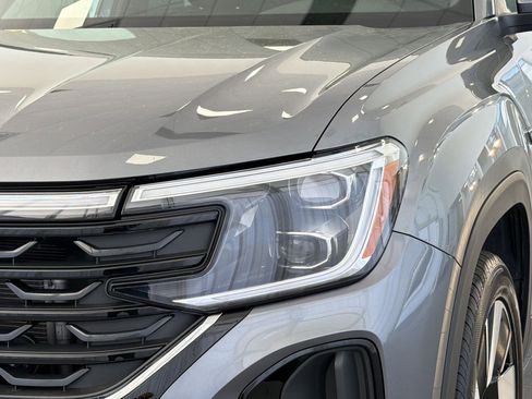Used 2025 Volkswagen Atlas Cross Sport SE FWD image 11