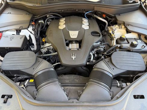 Used 2022 Maserati Levante GT AWD/4WD image 9