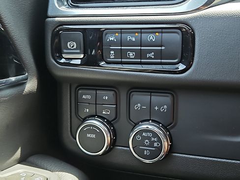 Used 2025 GMC Yukon XL Denali AWD/4WD image 25