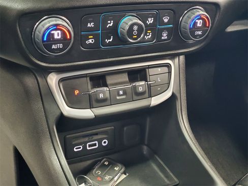 Used 2024 GMC Terrain SLT image 17