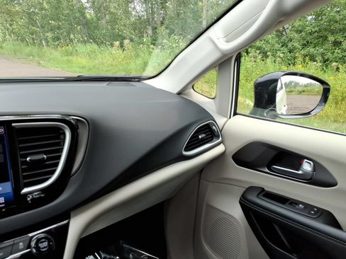 Used 2024 Chrysler Pacifica Touring-L FWD image 23