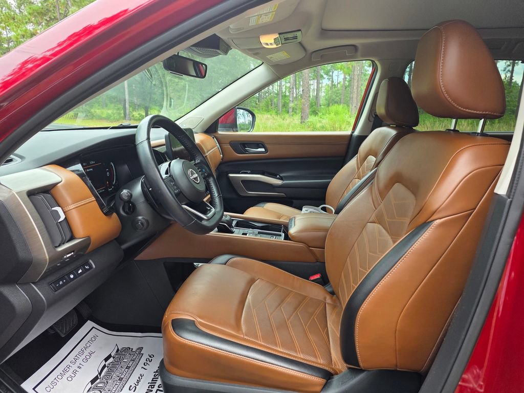 Used 2024 Nissan Pathfinder Platinum w/ Black Appearance Package FWD image 13