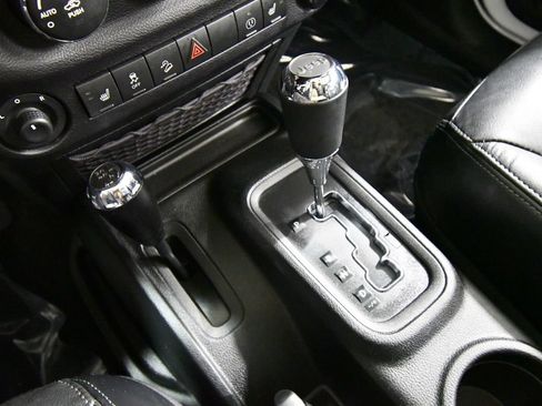 Used 2017 Jeep Wrangler Unlimited Sahara AWD/4WD image 24