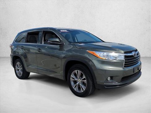 Used 2014 Toyota Highlander XLE FWD image 3