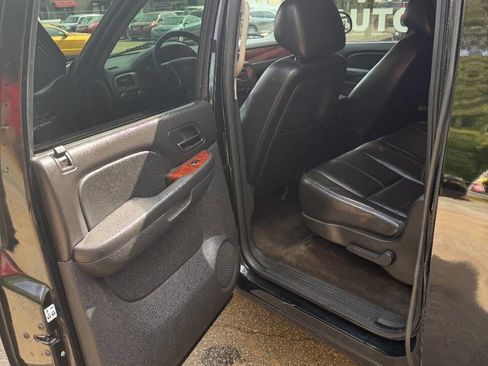 Used 2011 Chevrolet Suburban LT AWD/4WD image 11