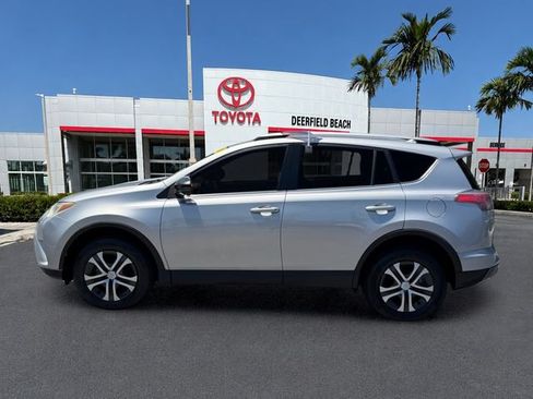 Used 2018 Toyota RAV4 LE FWD image 4