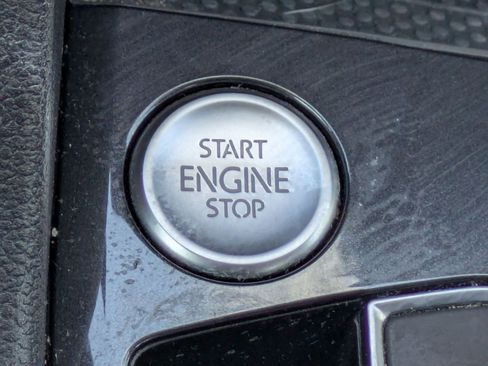 Used 2021 Volkswagen Tiguan SE image 16