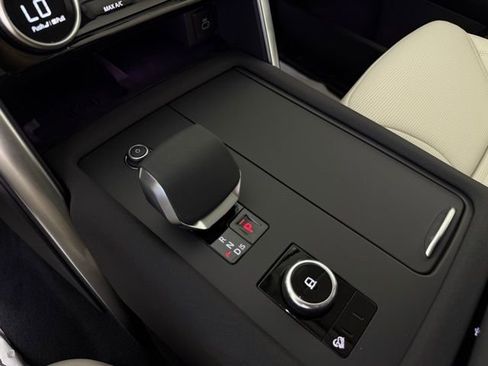 Certified 2025 Land Rover Discovery S image 17