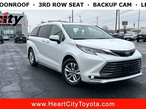 Certified 2024 Toyota Sienna Limited image 1
