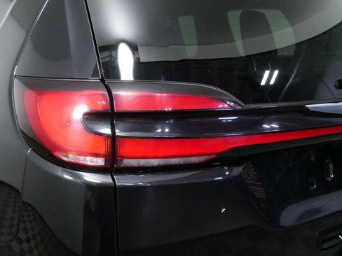 Used 2023 Chrysler Pacifica Touring-L FWD image 12