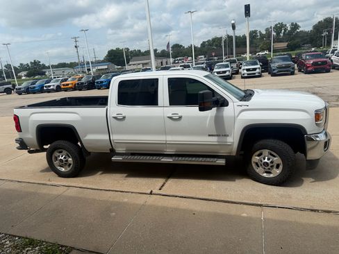 Used 2017 GMC Sierra 2500 SLE w/ HD SLE Preferred Plus Package AWD/4WD image 9