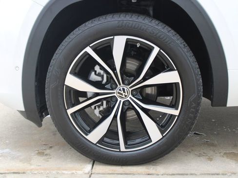 Certified 2025 Volkswagen Atlas SEL Premium R-Line image 34