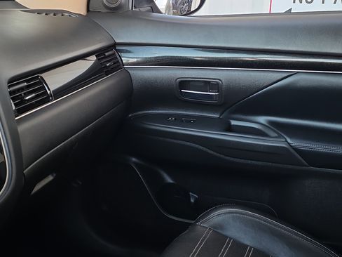 Used 2020 Mitsubishi Outlander SE image 23