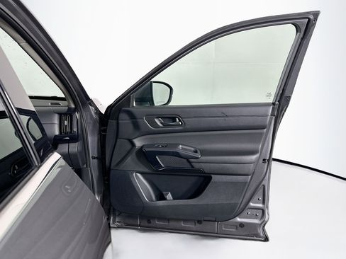 Used 2024 Nissan Pathfinder SV image 32