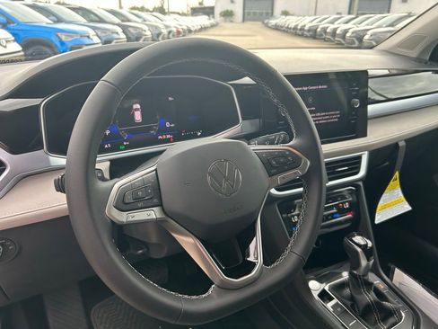New 2026 Volkswagen Taos SE FWD image 9