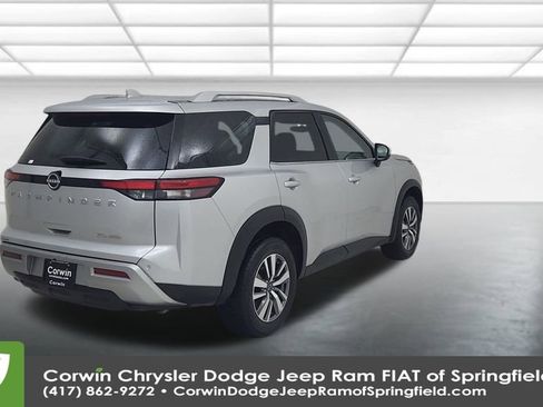 Used 2025 Nissan Pathfinder SL image 14