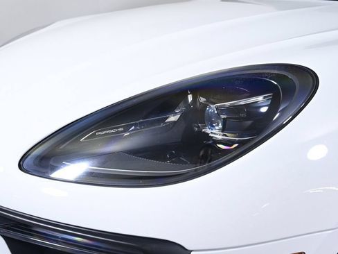 Certified 2022 Porsche Macan AWD/4WD image 24