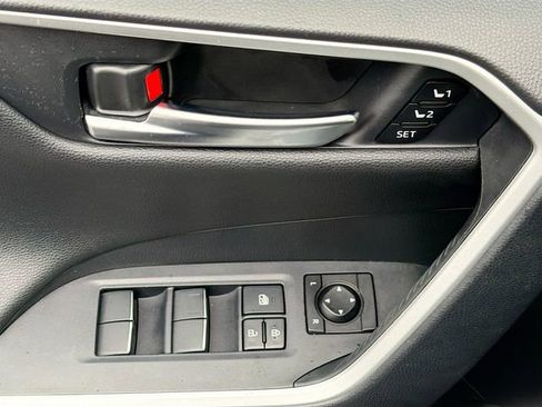 Used 2019 Toyota RAV4 Limited AWD/4WD image 19