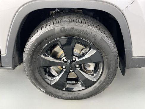 Used 2020 Jeep Cherokee Latitude Plus w/ Cold Weather Group AWD/4WD image 34
