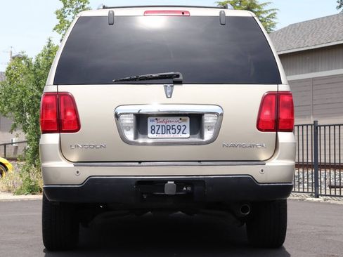 Used 2006 Lincoln Navigator Luxury RWD image 8