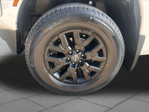 Used 2023 Nissan Frontier SV w/ Tow Package RWD image 11
