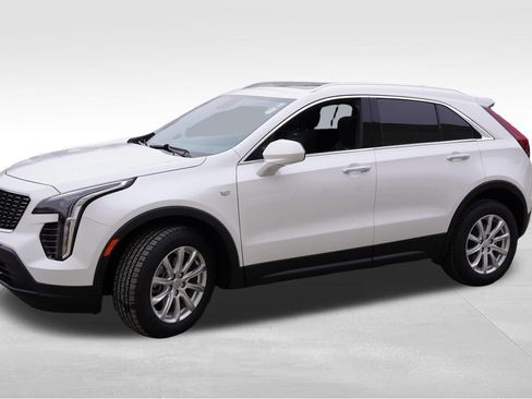 Used 2022 Cadillac XT4 Luxury w/ Cold Weather Package image 10