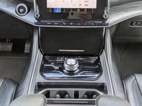 Certified 2024 Jeep Wagoneer Series II AWD/4WD image 18
